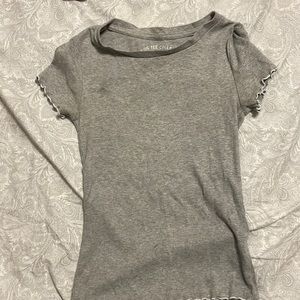 Gray shrunken tee.